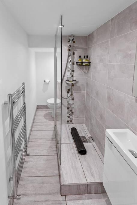 ليثام سانت أنيه Newly Refurbed, Central Apartment With Free Parking And Hot Tub المظهر الخارجي الصورة