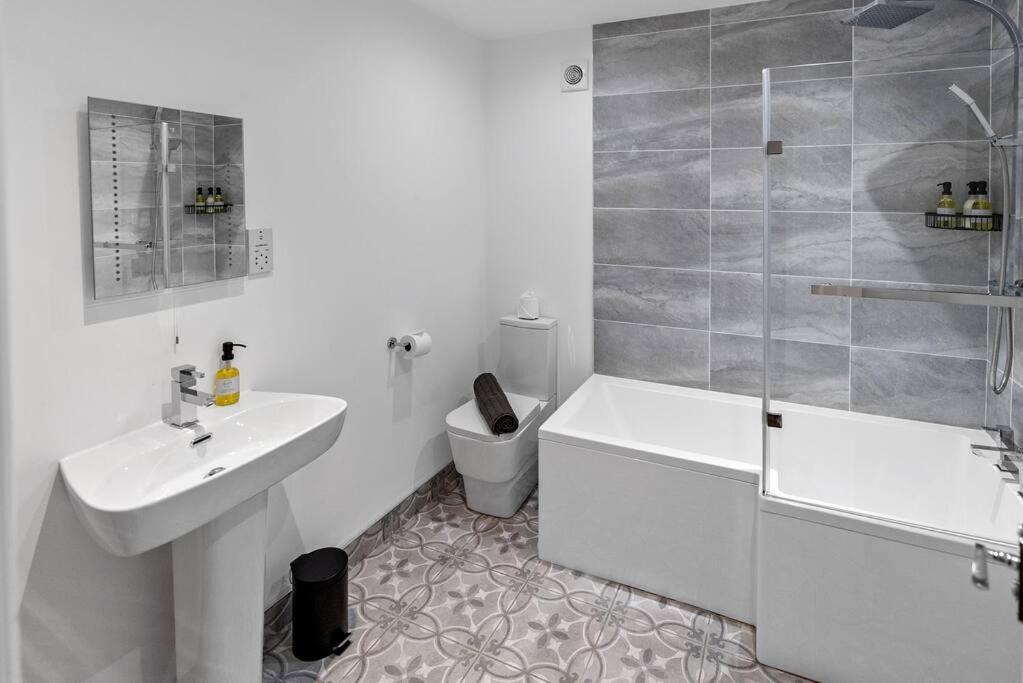 ليثام سانت أنيه Newly Refurbed, Central Apartment With Free Parking And Hot Tub المظهر الخارجي الصورة